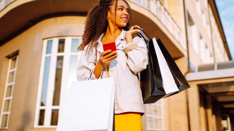 É importante redobrar os cuidados com as compras online durante a Black Friday (Imagem: maxbelchenko | Shutterstock)