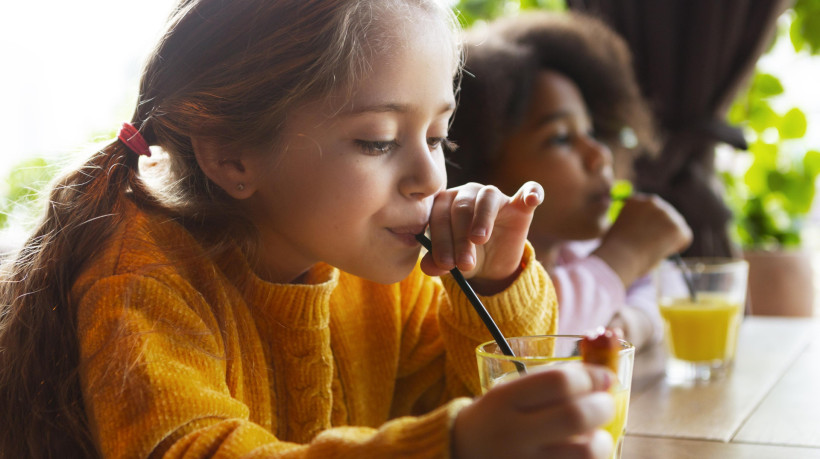 Consumo de bebidas doces deve ser exceção na rotina alimentar. Veja como escolher bebidas saudáveis para crianças e adolescentes 