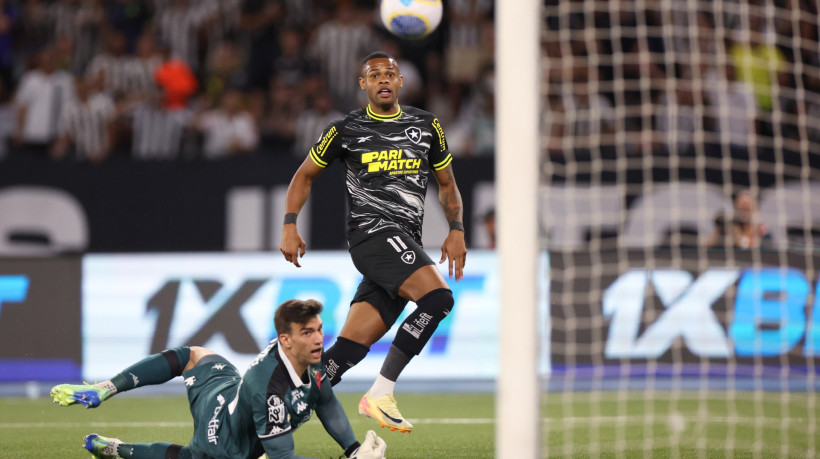 Júnior Santos marcou um dos gols do Botafogo na vitória sobre o Vasco e chegou a 19 gols na temporada de 2024, sendo o artilheiro do clube 