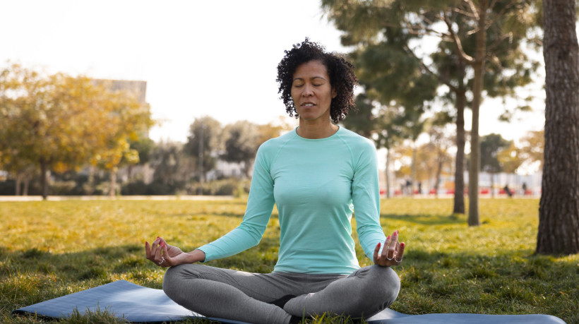 A meditação mindfulness- ou de atenção plena - ajuda a evitar distrações, pensamentos intrusivos ou processos reflexivos que possam gerar ansiedade, estresse ou qualquer outro tipo de desconforto 