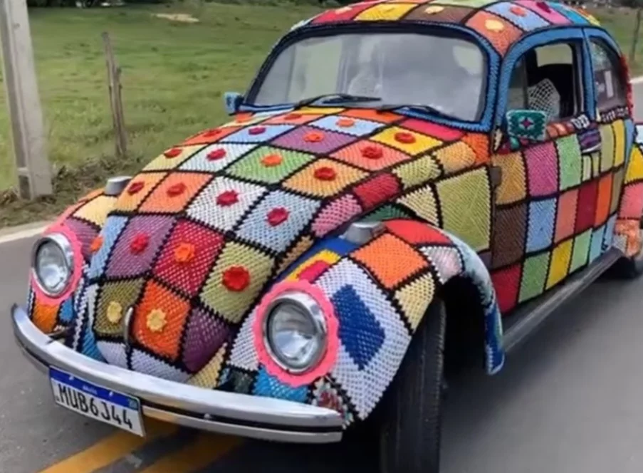 Um fusca revestido de crochê está fazendo sucesso nas redes sociais. O modelo foi criado pela artesã Ana Lúcia Vergetti, a  Lucinha, que mora em União dos Palmares, no interior de Alagoas.