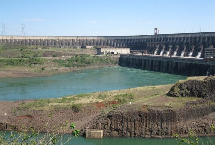 A Usina Hidrelétrica de Itaipu Binacional foi reconhecida pelo Guinness World Records como a maior produtora acumulada de energia elétrica do mundo.