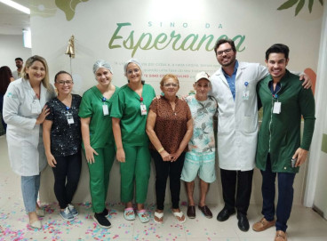 Primeiro paciente a concluir tratamento no Hospital Regional do Sertão Central toca o 