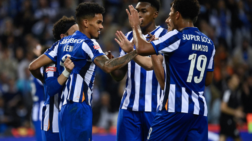 Jogadores do Porto comemoram gol marcado em jogo do Campeonato Português