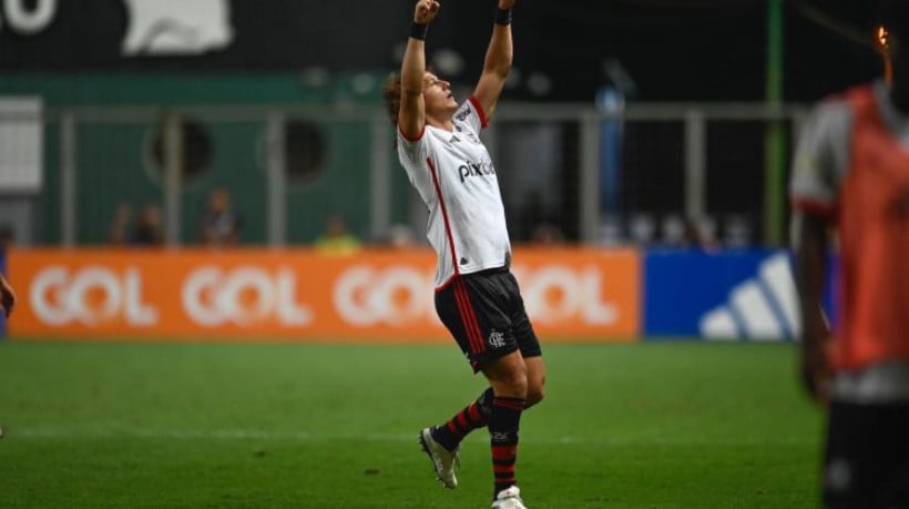 David Luiz marcou o gol da vitória do Flamengo sobre o Atlético-MG