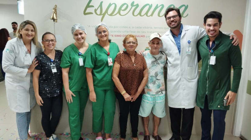 Primeiro paciente a concluir tratamento no Hospital Regional do Sertão Central toca o 