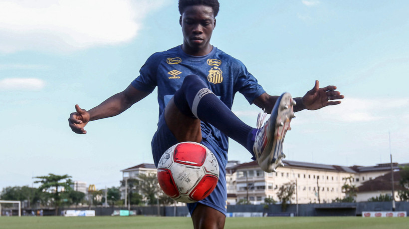 O zagueiro da Costa do Marfim do Santos FC, Coulibaly Yeko Appolinaire, participa de um treino no centro de treinamento Rei Pelé, em Santos 