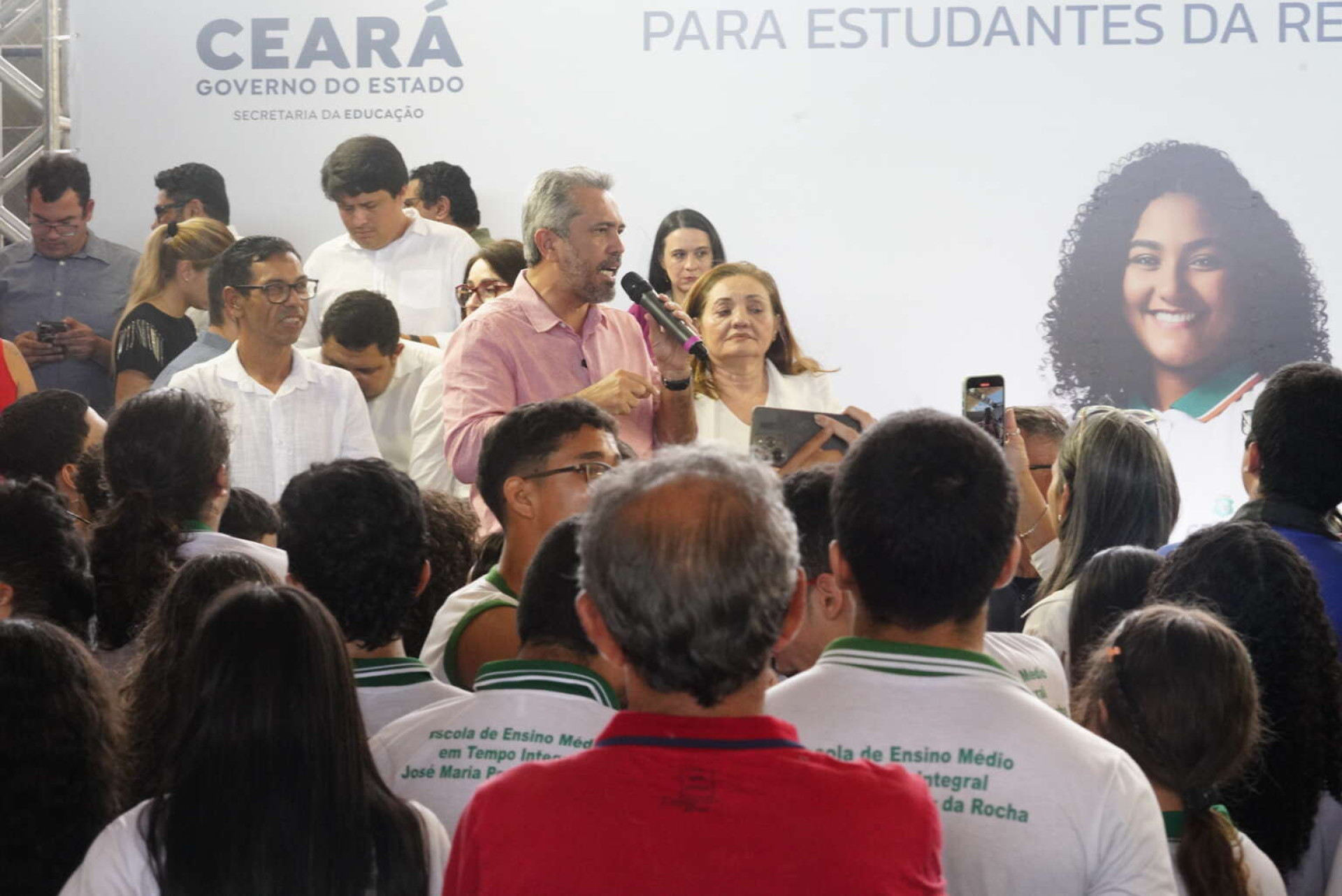 ￼ELMANO de Freitas entregou tablets em solenidade no Estádio Cazuzão em Caucaia (Foto: Casa Civil/Governo do Ceará)