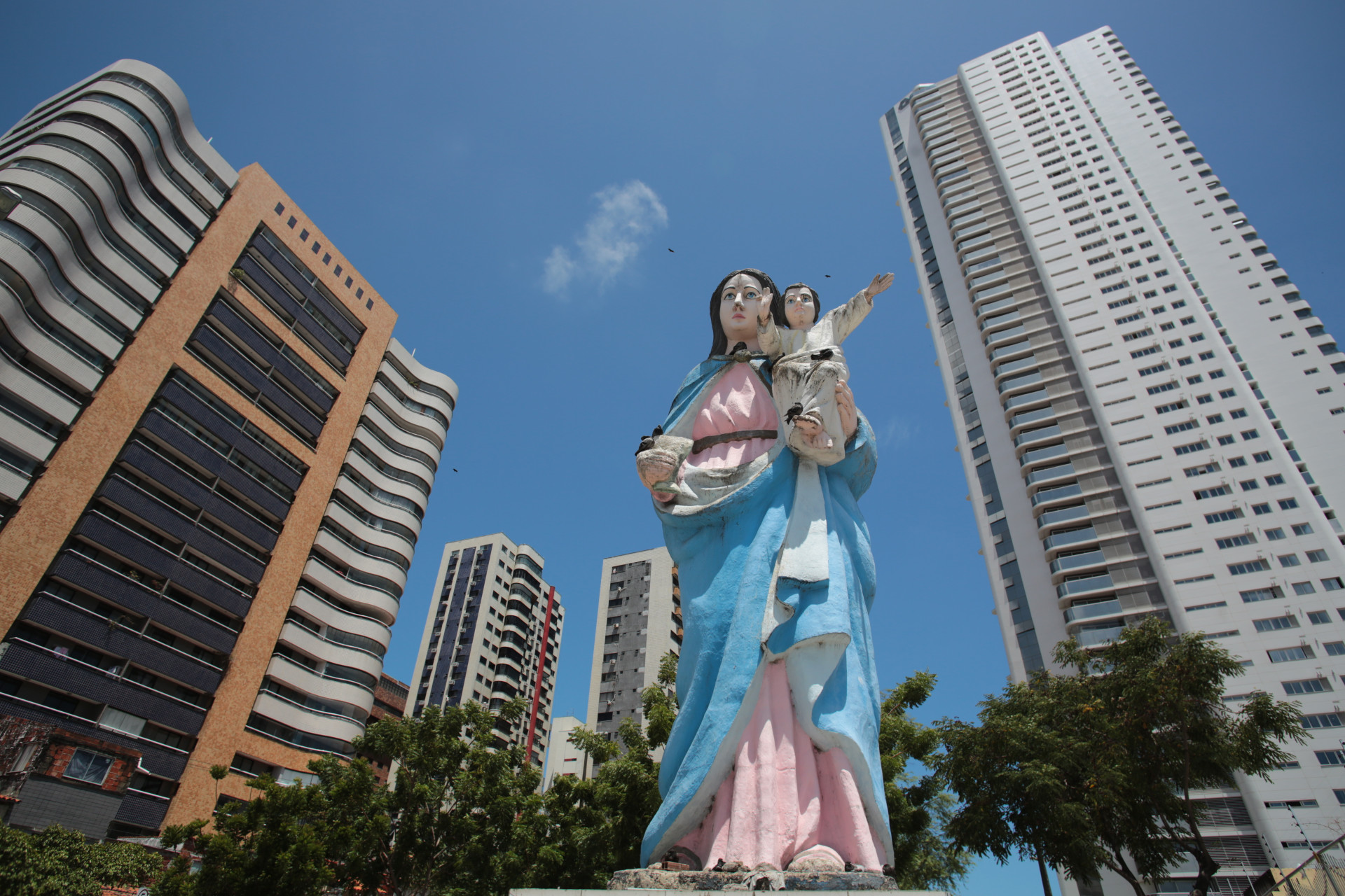 ￼ESTÁTUA Nossa Senhora da Saúde no bairro Mucuripe (Foto: FÁBIO LIMA)