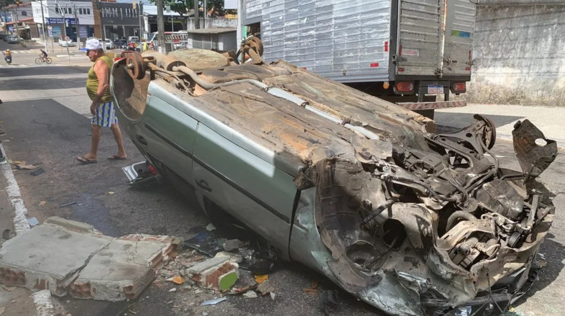 Um carro capotou após uma colisão, em Natal (RN); o motorista fugiu, e as rodas do veículo foram furtadas