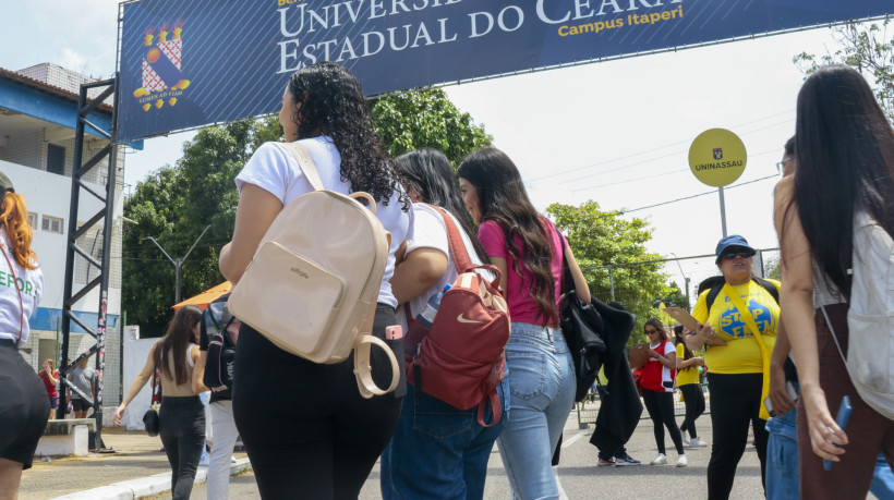 Fortaleza, CE, BR 10.11.24 Movimentação dos candidatos ao exame do ENEM na UECE, Universidade Estadual do Ceará  (LORENA LOUISE/O POVO)