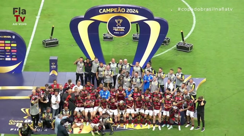 Flamengo ergue a taça do pentacampeonato da Copa do Brasil