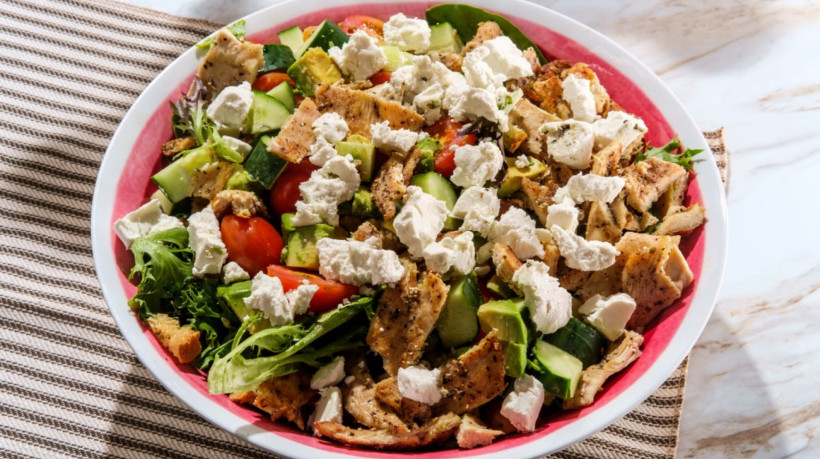 Salada de frango com queijo branco (Imagem: Ezume Images | ShutterStock)
