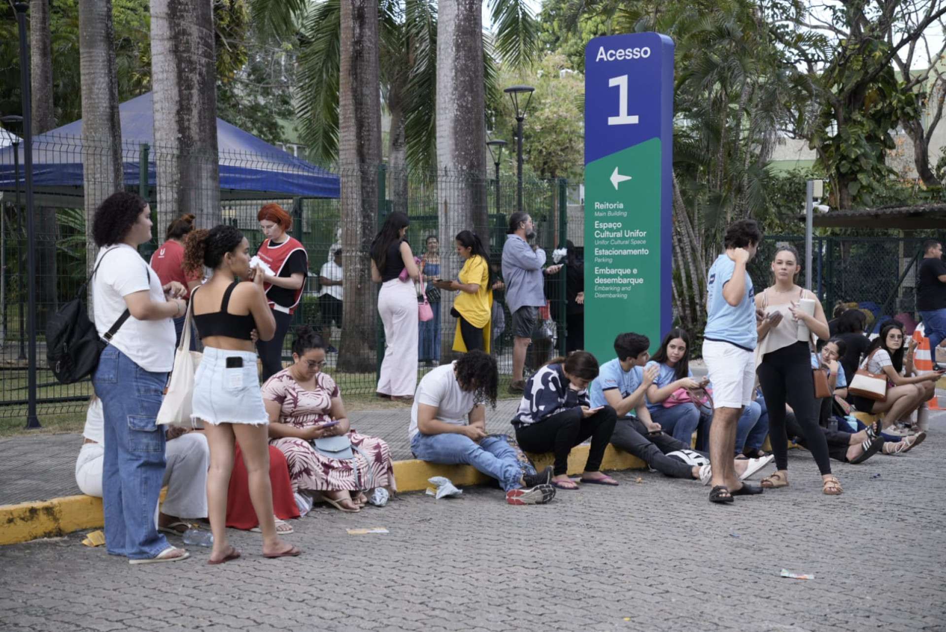 Saída do segundo dia de provas do Enem 2024 na Unifor (Foto: Fotos: Fernanda Barros/ O Povo)