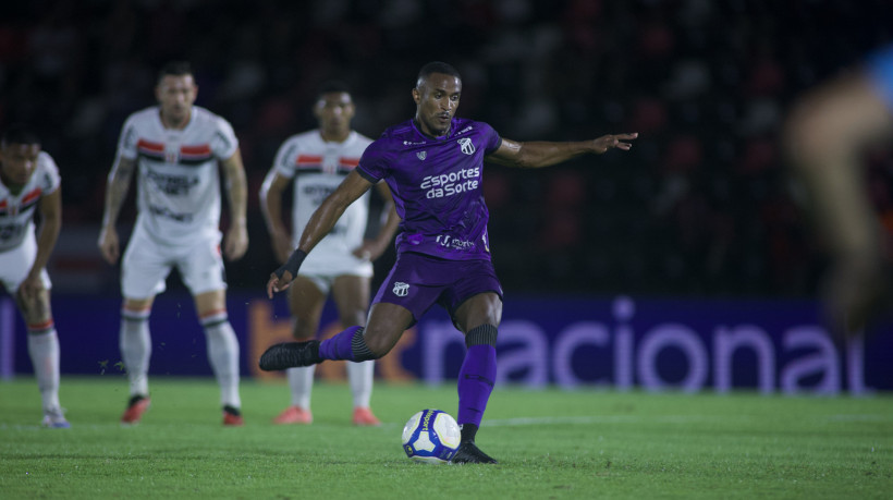 Saulo Mineiro, atacante do Ceará, em cobrança de pênalti diante do Botafogo-SP