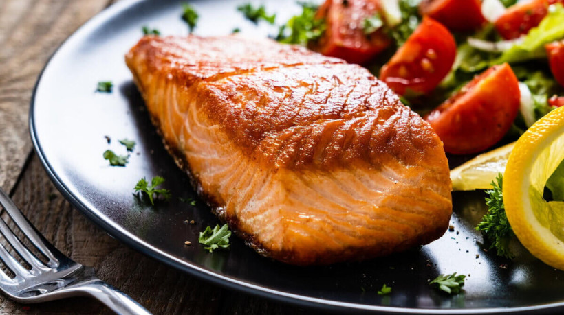 Salmão assado com ervas (Imagem: Jacek Chabraszewski | Shutterstock)