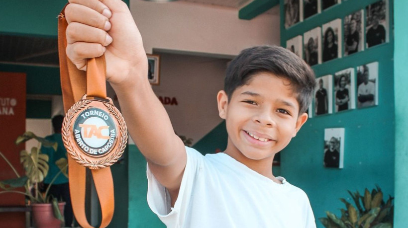 Yuri Damasceno apresenta a medalha 