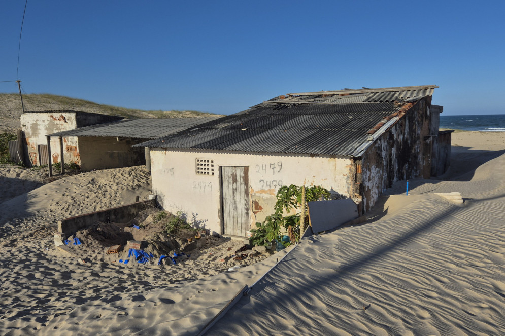 Antiga barraca Vela Latina, na Praia do Futuro, está quase soterrada(Foto: FCO FONTENELE)