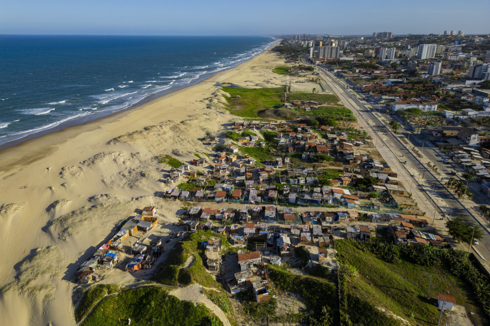 Terreno onde será construída a usina Dessal possui ocupações irregulares onde vivem pelo menos 250 famílias(Foto: FCO FONTENELE)