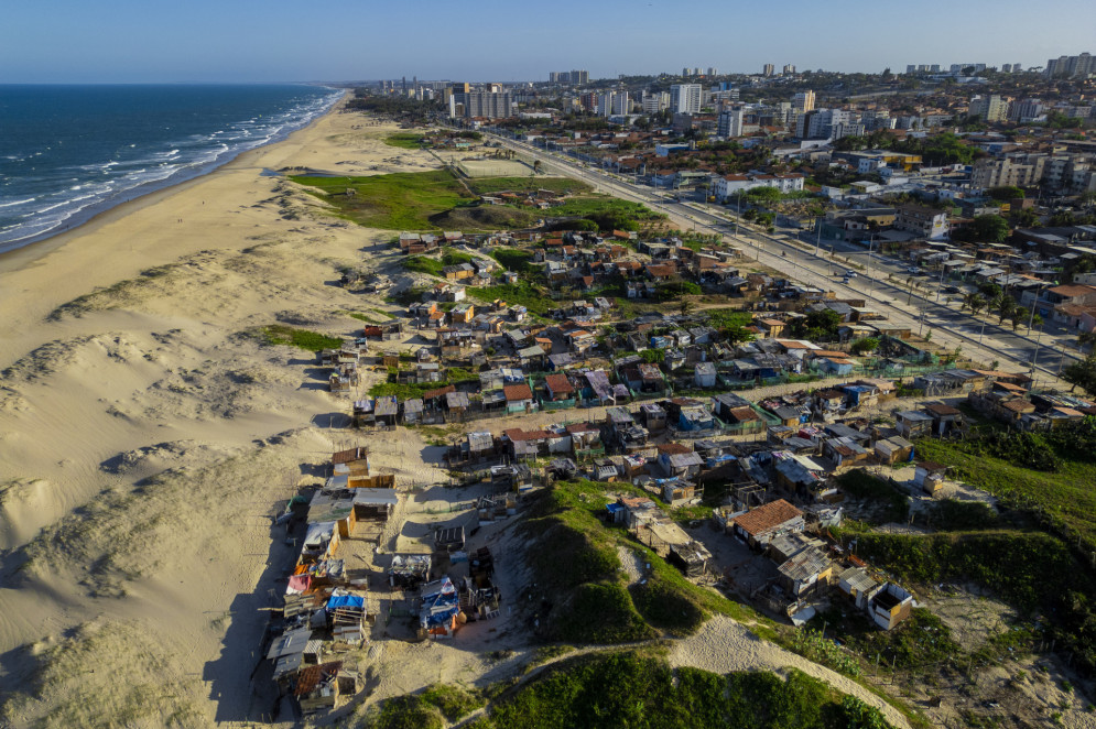 Área que será desocupada para construção de empresa de dessanilização de água na Praia do Futuro(Foto: FCO FONTENELE)