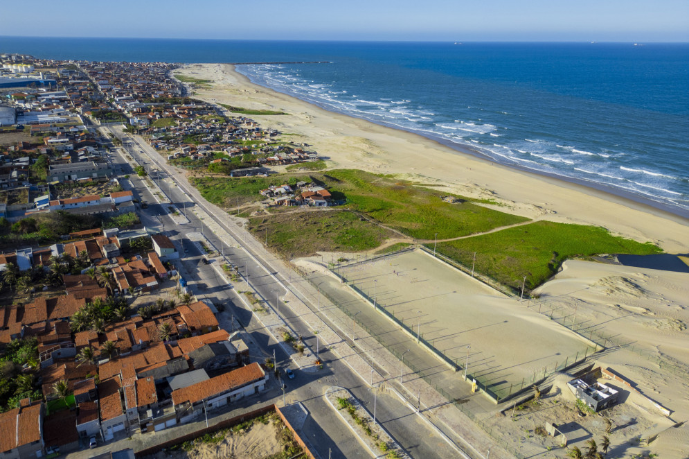 A perda de acesso à praia e outros impactos trazidos pelo projeto Dessal são parte dos temores dos moradores das comunidades atingidas(Foto: FCO FONTENELE)