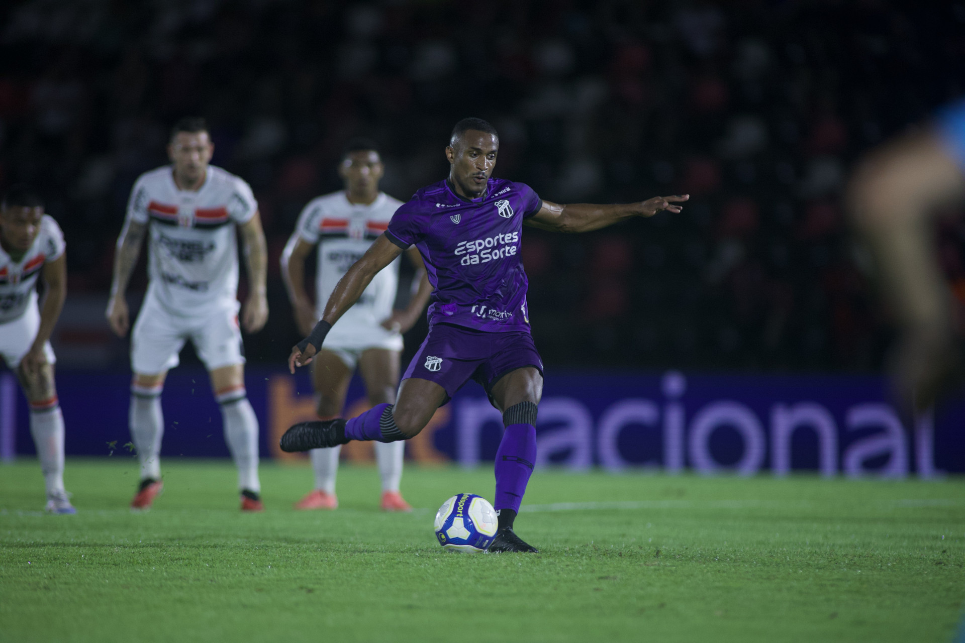 Saulo Mineiro, atacante do Ceará, em cobrança de pênalti diante do Botafogo-SP (Foto: Felipe Santos / Ceará SC)