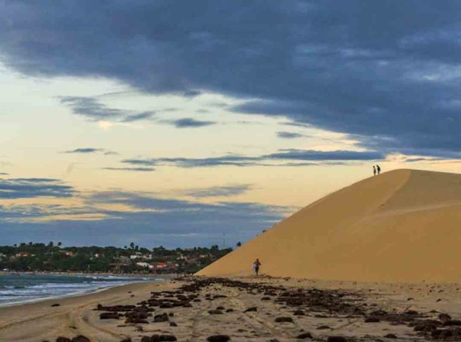 A diminuição e até a possibilidade de desaparecimento das dunas do Parque Nacional de Jericoacoara têm preocupado especialistas devido ao impacto da ação humana nos últimos anos.