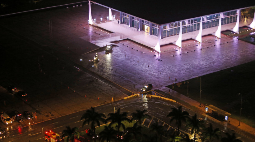 SEQUÊNCIA de explosões na Praça dos Três Poderes fez o local ser isolado pela Polícia Militar