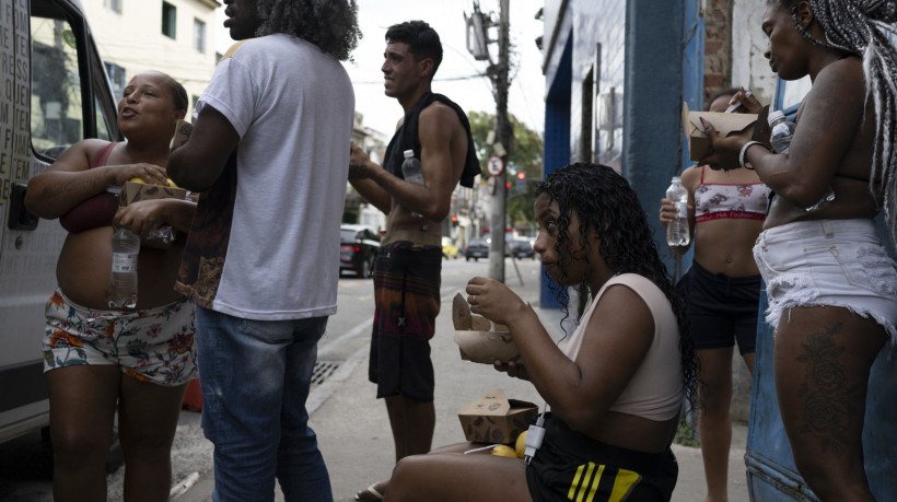 Ocupantes de um prédio no centro do Rio de Janeiro, Brasil, recebem alimentos da ONG Ação da Cidadania. Insegurança alimentar no Brasil é um dos desafios do 3º mandato de Lula