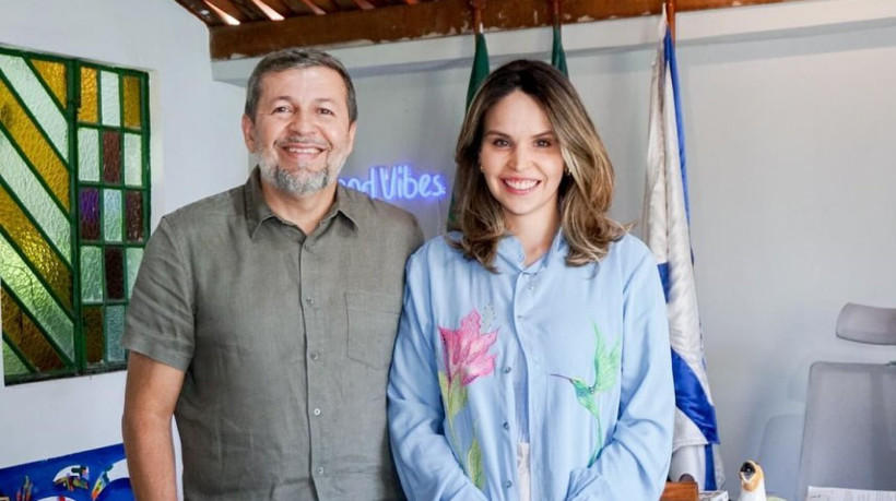 Atual vice-prefeito de Fortaleza, Élcio Batista (PSDB), em reunião com a vice-prefeita eleita, Gabriella Aguiar (PSD)