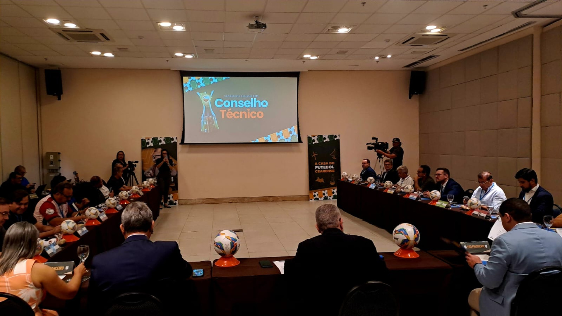 Cada clube contou com pelo menos um representante membro de sua diretoria. Pelo Fortaleza, o presidente Alex Santiago esteve presente. Lucas Drubscky e Haroldo Martins representaram o Ceará  (Foto: Rangel Diniz/Especial para O POVO)