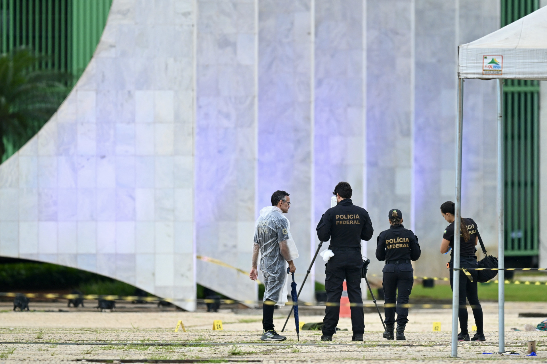 ￼POLÍCIA forense 
em frente ao STF (Foto: EVARISTO SÁ / AFP)