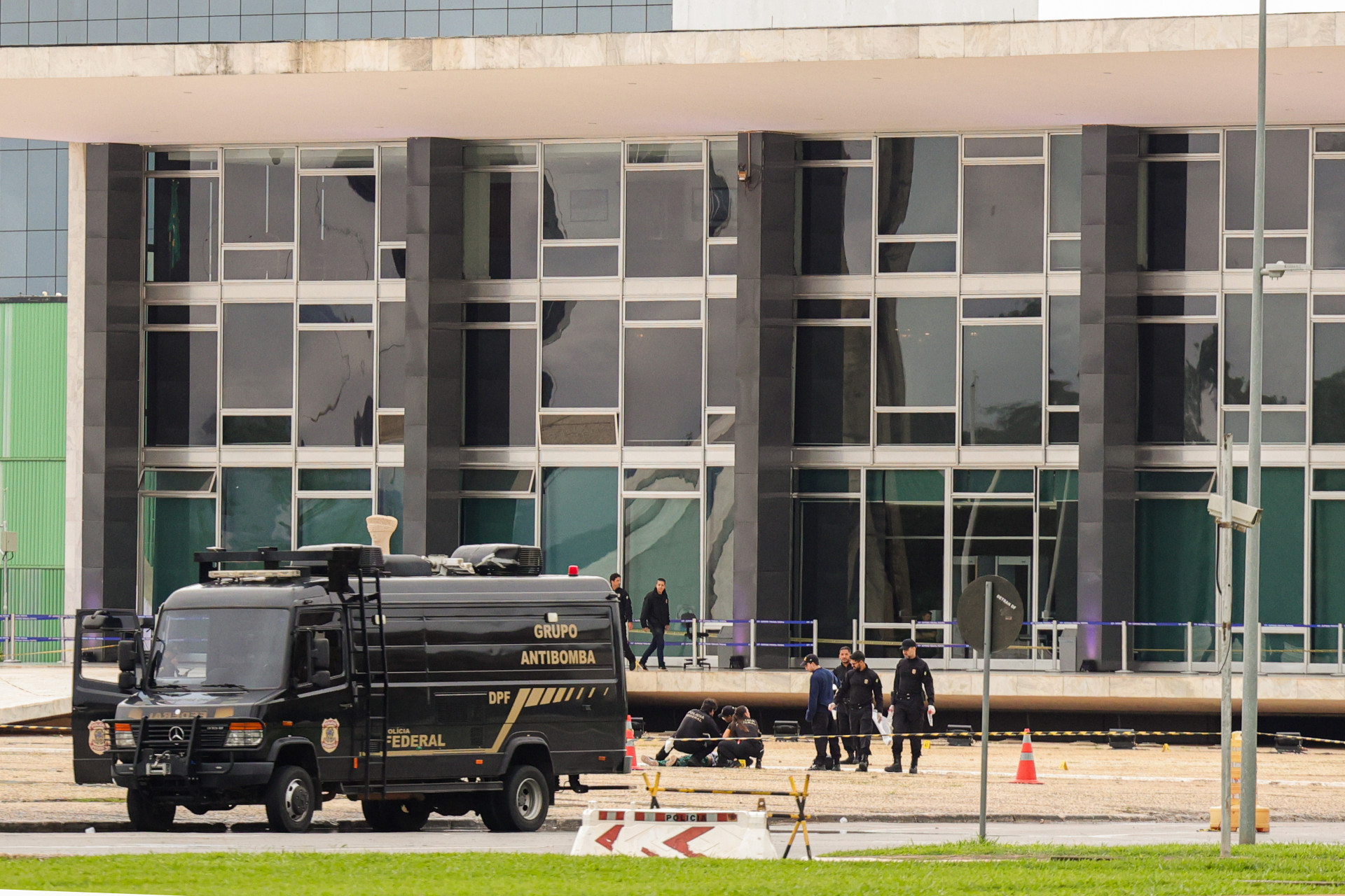 Policiais periciam a Praça dos Três Poderes após ataque com explosivos em frente ao STF (Foto: Fabio Rodrigues Pozzebom/ Agência Brasil)