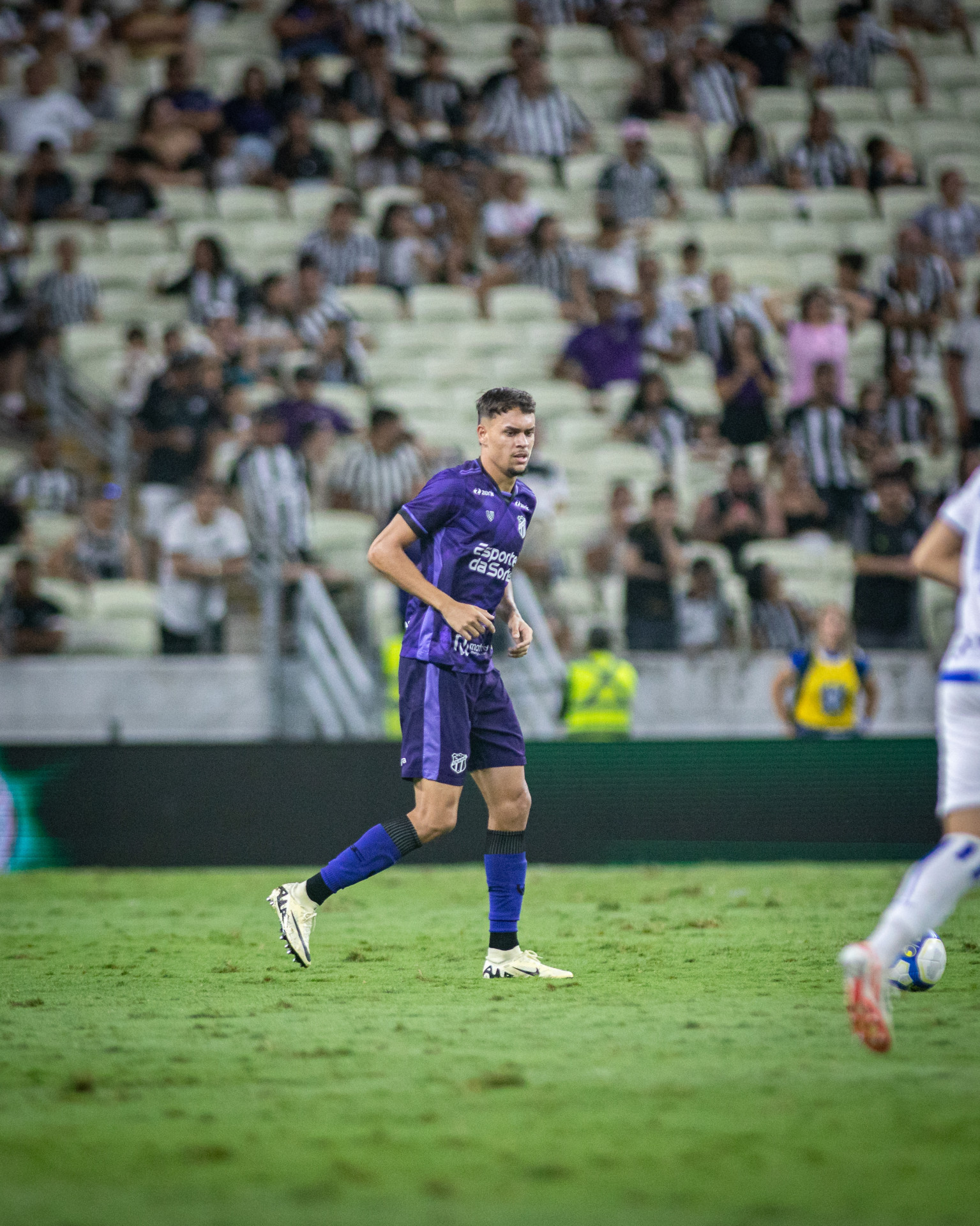 João Pedro Tchoca, zagueiro do Ceará, tem se firmado entre os titulares (Foto: Gledson Jorge / Ceará SC)