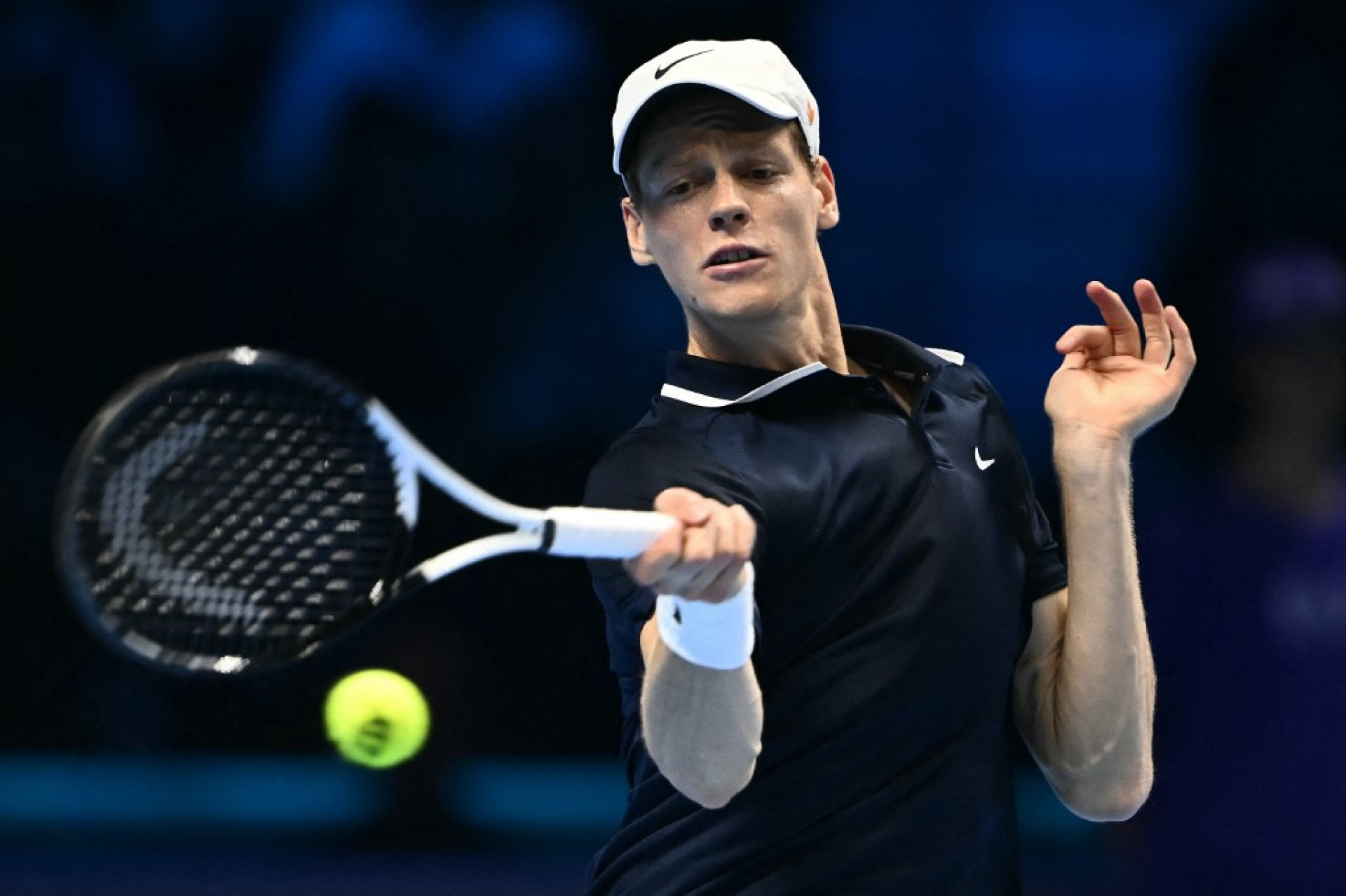 Melhor do mundo em 2024, o italiano Jannik Sinner venceu o norueguês Casper Ruud e vai encarar o americano Taylor Fritz na decisão do ATP Finals (Foto: Marco BERTORELLO / AFP)