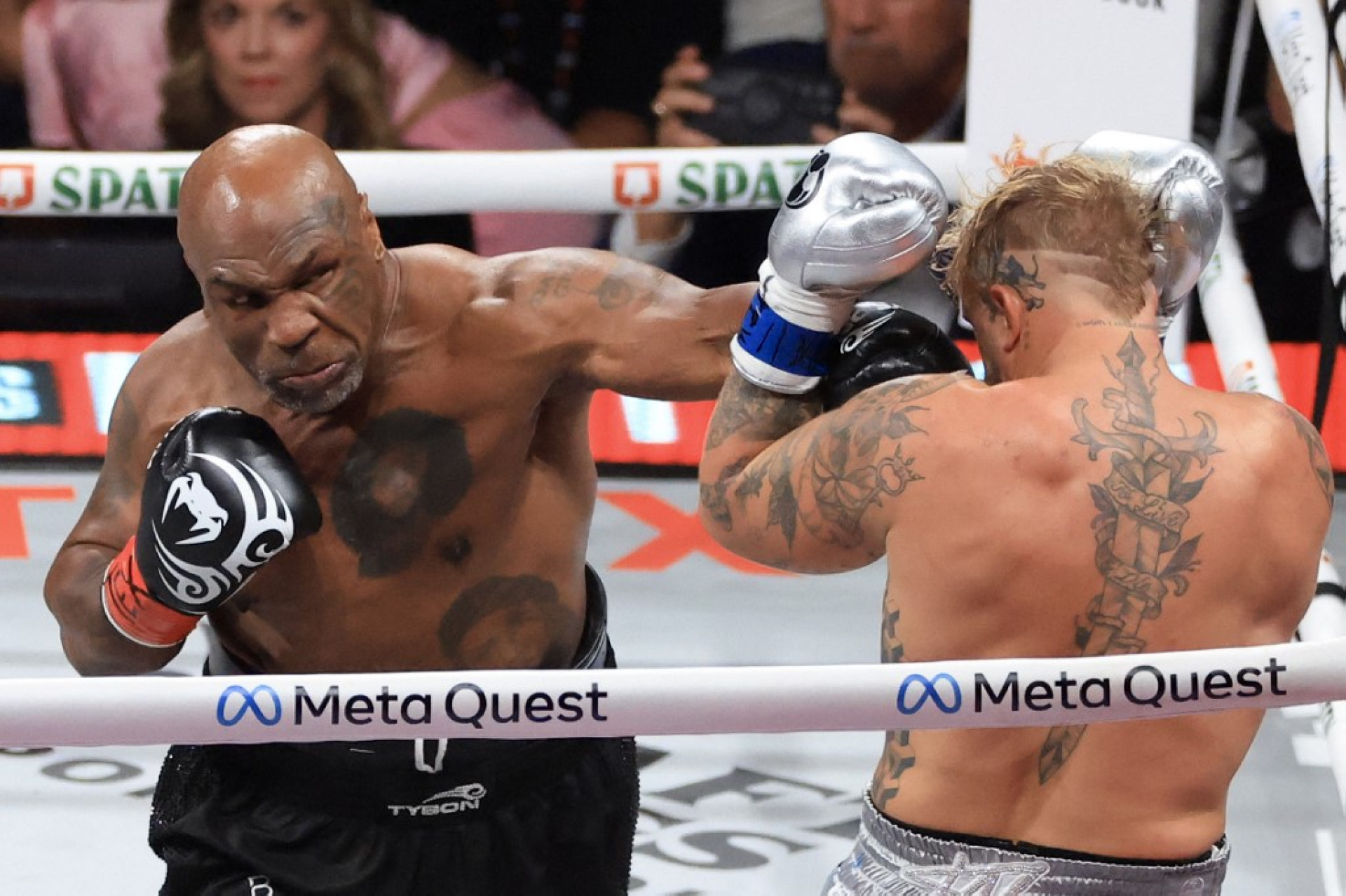 Jake Paul venceu Mike Tyson por pontos em luta de boxe (Foto: Christian Petersen / Getty Images via AFP)