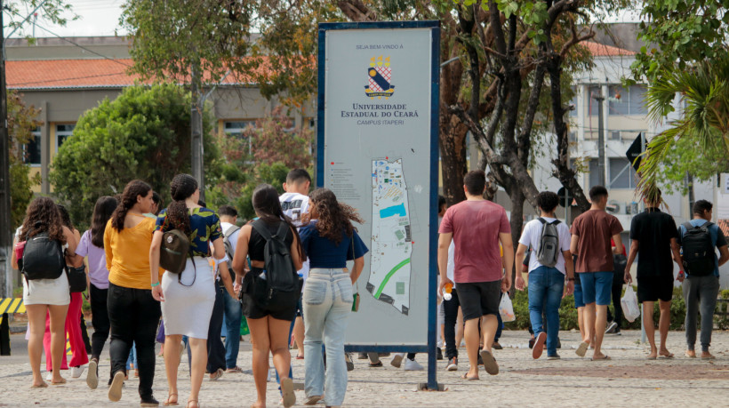 FORTALEZA, CEARÁ, BRASIL, 17-11-2024: Movimentação antes da prova, no local e entorno no vestibular da Uece - 1ª fase de 2025.1, para 42.968 candidatos inscritos no Campus Itaperi. (Foto: Samuel Setubal/ O Povo)