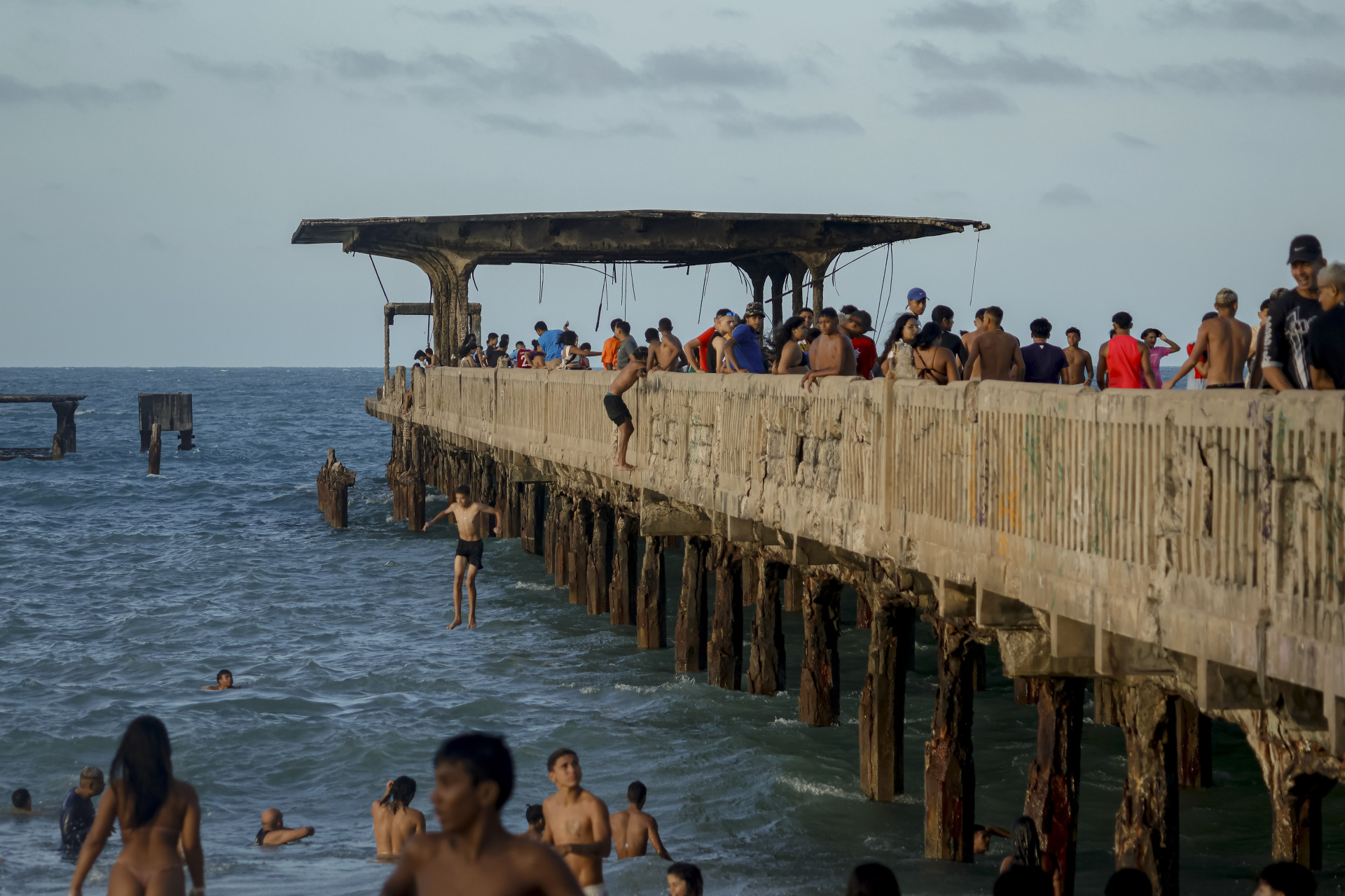 Movimentação na ponte velha, do Poço da Draga (Foto: AURÉLIO ALVES)