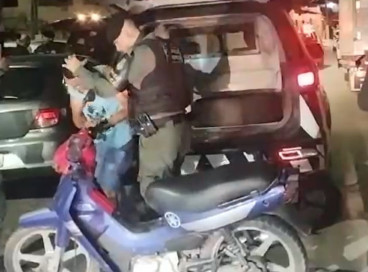 Homem foi preso e moto utilizada no crime foi apreendida neste domingo, 17 