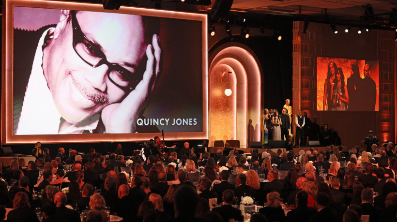 A filha do produtor musical norte-americano Quincy Jones, a atriz e cineasta norte-americana Rashida Jones, recebe um prêmio honorário para seu falecido pai durante o 15º Prêmio Governadores Anual da Academia de Artes e Ciências Cinematográficas no Ray Dolby Ballroom, em Los Angeles (EUA), no dia 17 de novembro de 2024