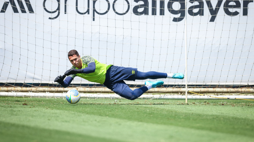 Goleiro Brenno em treino do Grêmio no CT Luiz Carvalho