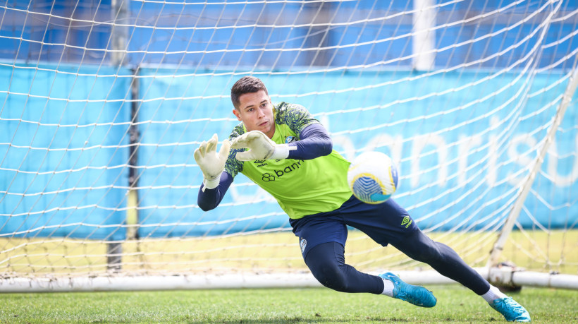 Goleiro Brenno em treino do Grêmio no CT Luiz Carvalho