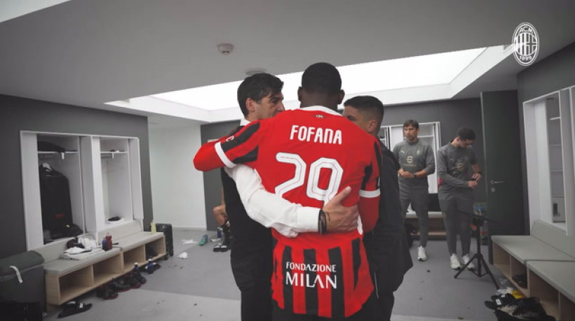 Bastidores da festa no vestiário do Milan após a vitória sobre o Real Madrid