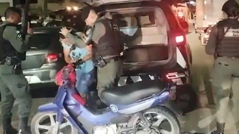 Homem foi preso e moto utilizada no crime foi apreendida neste domingo, 17