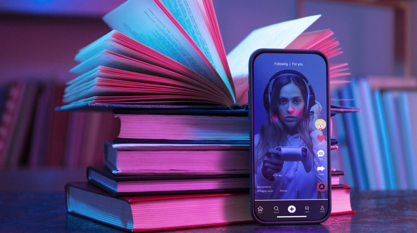 Efeito Booktok? Empresa responsável pelo TikTok planeja lançar livros impressos em editora própria