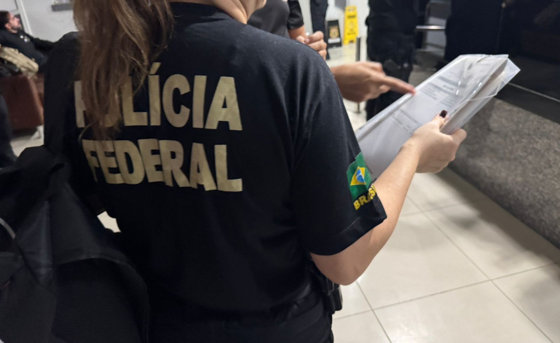 Investigação identificou suspeitas de extravio simultâneo de 98 armas e 120 coletes balísticos (Foto: Divulgação/PF)