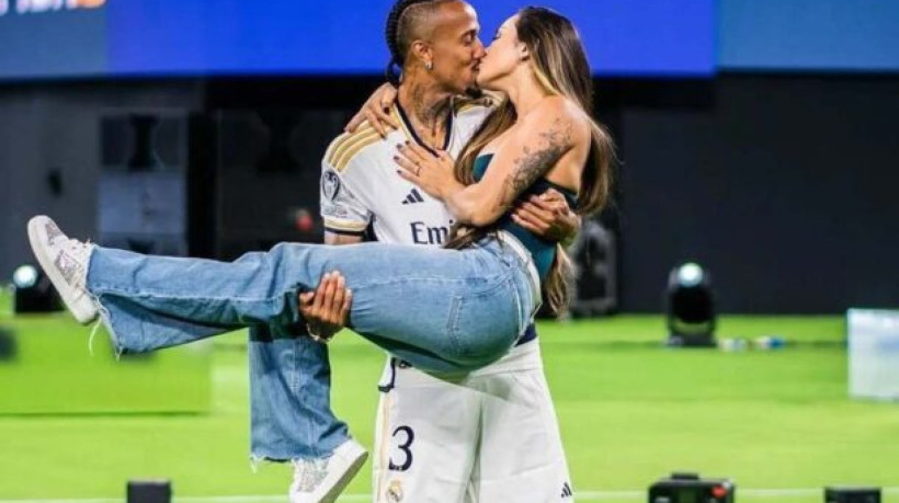 Zagueiro Éder Militão, do Real Madrid, realizou uma operação no joelho e contou com a presença de Tainá Castro, sua esposa