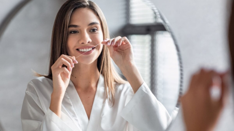 O fio dental remove sujeiras que a escova não alcança, prevenindo cáries e inflamações (Imagem: Prostock-studio | Shutterstock) 