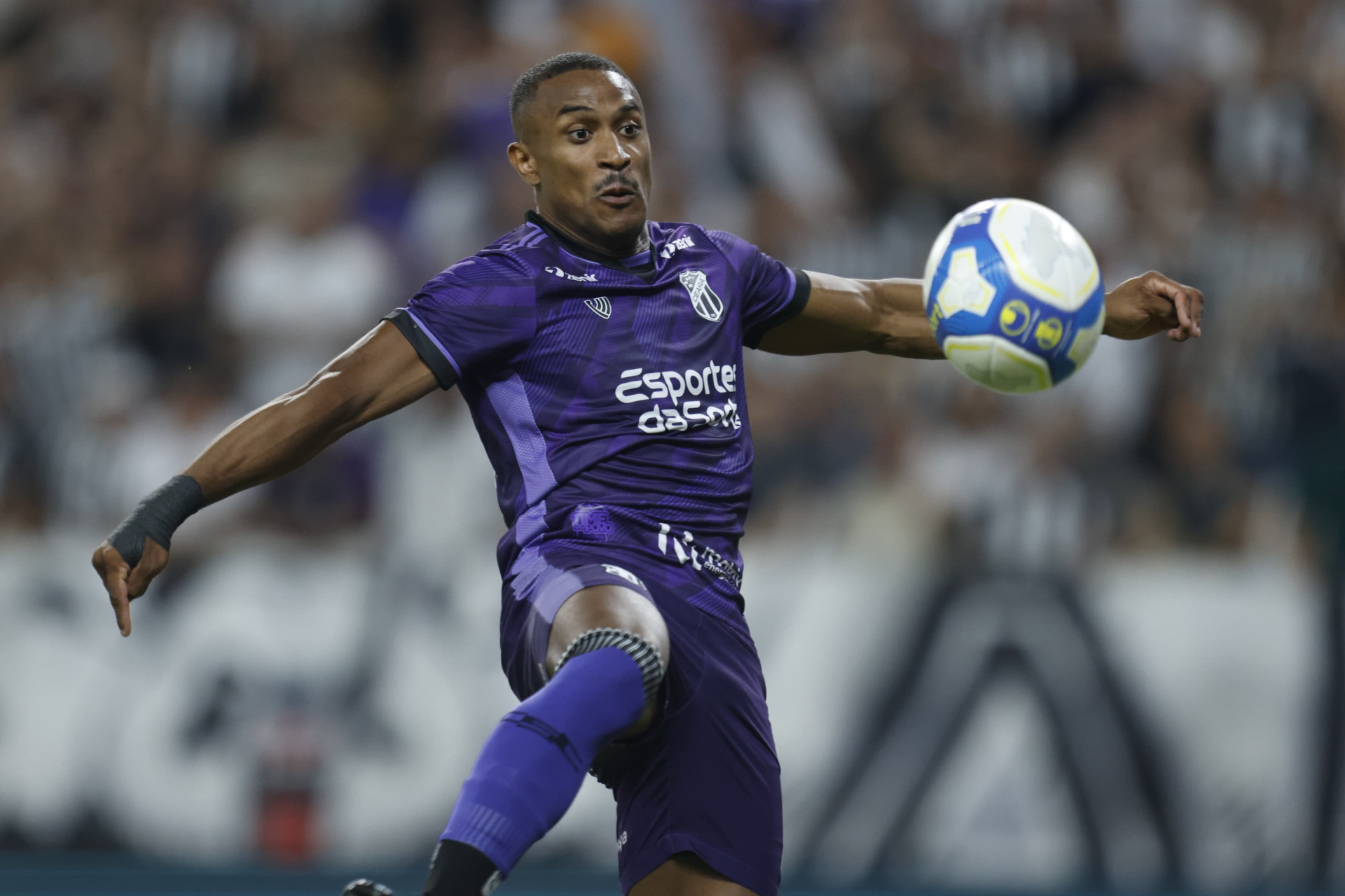 Saulo Mineiro marcou o gol da vitória do Ceará sobre o América-MG e deixou o clube próximo do acesso para a Série A (Foto: AURELIO ALVES/O POVO)