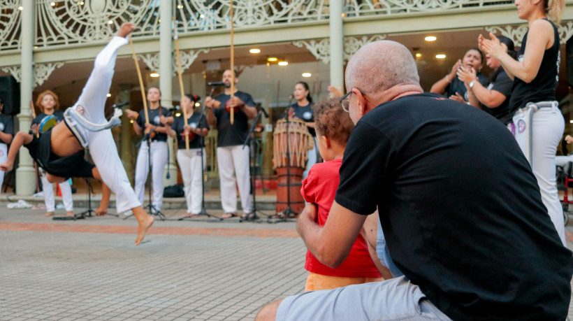 Grupo Capoeira Convida foi principal atração do anoitecer no Theatro José de Alencar 